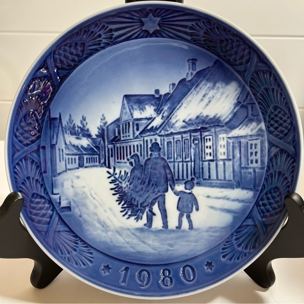 1980 Royal Copenhagen BRINGING HOME THE CHRISTMAS TREE Kaj Lange Denmark